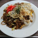 やまざき - 焼きそば肉玉の大盛を分けて提供