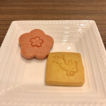 Yokumoku - 小菓子も付きます♪ ピンク色はイチゴクッキー　黄色はレモンティークッキー♬