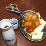 バリヤス酒場 - 店の名物は鶏もも肉一枚焼き。