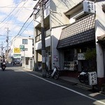 Kabuki - そして、一方通行の道路にぶち当たります。 ふっと、左をみると、さっきの看板が見えてきますよ。 １分も掛からない距離です。 駅近の優良物件です。 って、不動産情報じゃないし。(笑)