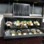 Kabuki - ショーケースを見ると、上段に洋食が、下段に丼物・麺類が置いてあります。 洋食と和食が食べれるお店のようですね。