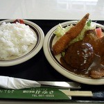 Kabuki - で、今回は、Ｂランチ９５０円にしました。 お盆の上に、ご飯と一緒に乗っかってきました。 フォークとナイフ、そして、お箸が付いてきましたよ。 両方付いてくるのが嬉しいですよね。 街の食堂って感じがここに