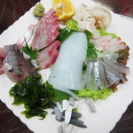 大阪屋 - お勧めは刺身の盛り合わせ。 今日仕入れた魚が並んでいます