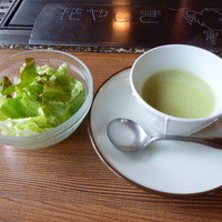ステーキ割烹花やしき - サラダ＆えんどう豆のクリームスープ