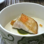 TEATRO IUKI - ＊鰆は皮目をカリッと焼かれ上には鱒の卵が盛られています。 サルサベーレと言われたような（パセリや春菊などで作ったソース）と共に頂くと、美味しい。