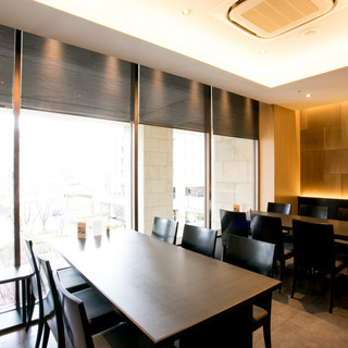 開放的な窓側席です