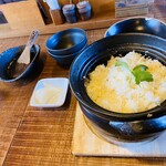 そば草香 - お漬物とお茶碗と鯛めしが運ばれてきた！！