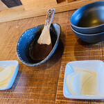 そば草香 - 先に鯛めし用の
      お漬物と
      お茶碗と
      しゃもじが運ばれてきました