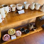 そば草香 - 壁面側に展示してあります
      全て販売可能w