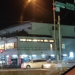 Washoku Resutoran Tonden - 交差点から見るとんでん君津店。電気の付いたお店を見るのは久しぶりです！
