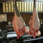 かどやホルモン店 - タンを伸ばしてます。