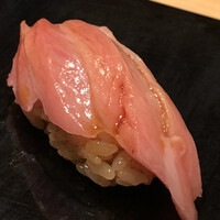 鮨 竜介 - 砂摺りの大トロ。繊維がぷりっぷりでした