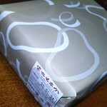 空也 - 箱が大きく見えるかもしれませんが10個入は
最中自体1~2口程度で食べれるサイズなので片手に乗るくらいの箱の大きさでした