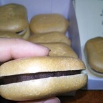 空也 - 餡と最中はこんな感じ〜✨
指の大きさからサイズ感わかるかな〜？