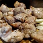 とりや なんじゃこりゃ - 鶏の炭火焼きもも肉むね肉ミックス