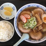 天好 - キャーーー！！！チャーシューめん(醤油)ライスセット！
￥830+￥100。

しっとりチャーハンが食いたかったんだけど、メニュー落ちしてた・・・




