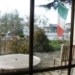 トラットリア ナトゥーラ - (09/2)私の指定席になっている席から外を望む