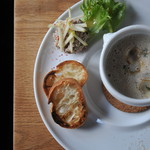 レ・カネキヨ - 【栗のスープ】人気の栗のヴルーテ・スープをランチに登場させています。
一緒に盛り付けているのは、宮城の真サバをマスタードやヨーグルトを使いリエット風に仕立てたものです。
スープの方には、ゆり根や帆立も入っています！
一皿で何度も美味しい前菜です。
