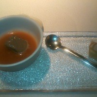 ベージュ アラン・デュカス 東京 - トマトムースにブラックオリーブのソース、生ハムフォカッチャ