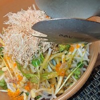 旬菜ステーキ処 らいむらいと - 桜海老と松の実とトビッコのオリジナル和風サラダ
                    