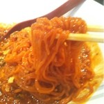 四宮軒 - 一味唐辛子入り麺。見た目より辛くない。