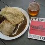 アトリエスタ食堂 - キーマカレーに、キャベツと唐揚げのトッピング(税抜き1,000円)。ビールは、タグボート大正内のお店「Beer stand MARCA」。