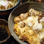 あそこ・まえだ - 優しいお味の親子丼。お出汁が香るおうどん。つるりんで腰のあるうどん。