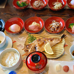 ランプの宿 - 輪島塗の椀が並ぶ