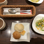 グレイスガーデン - セットメニューのサラダ、スープ、食べ放題のパン。