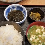 Houshou - ご飯、味噌汁、小鉢（もずく）、漬物（高菜）。