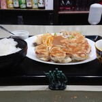 衣さんの店 - 餃子定食700円側面