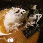 麺や いかり - 海苔で巻いて