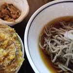 吉祥寺 日和り - ミニ天丼セット、冷たいお蕎麦
お蕎麦はしっかりとした食感の田舎蕎麦。でも、ぶっかけではなく、せいろが食べたいなぁ～