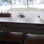 雑穀cafe　小粒 - カウンターが６席近く、テーブル席が３つ。