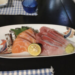 燈馬 - 料理写真:サービスで頂いた刺身盛り合わせ