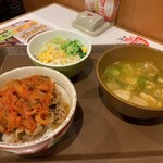 Sukiya - キムチ牛丼カレーとん汁サラダセット