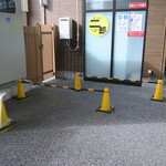 ラーメン二郎 - 店外のウェイティングスペース