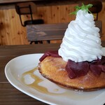 カフェ ラ リベルテ - 自家製パンケーキのハーフサイズ(680円税)メープルシロップ(0円)です。