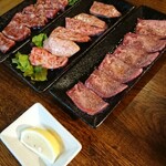 Yakiniku Miraku - 左から特選ハラミ、特選カルビ、塩タン