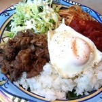 ココナッツクラブ - 焼き肉（？）とサルサチキンのハーフ＆ハーフ