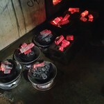 炭火焼 ゆうじ - 店員さんがストーブから真っ赤な炭を取り出して、七輪をセッティングしていました