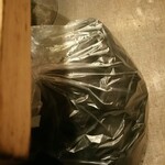 炭火焼 ゆうじ - 上着と鞄は卓上の大きなビニール袋にイン！足下に避難させます