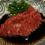 炭火焼 ゆうじ - 最初はハツ刺し。新鮮なのがひと目で分かります