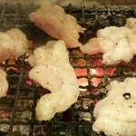 炭火焼 ゆうじ - ホルモンはレモンでいただきます。とてもアッサリしていて、いくらでもいけます