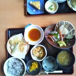 魚活鮮とあぶり焼 海へ - ランチ　①刺し身定食　990円＋税