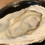 肉と漁師飯 浜右衛門 - 蒸し焼きされた 牡蠣 (♡ >ω< ♡)