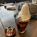 아・운 - 우인너 커피(콜드)
                      470엔 세금 포함
                      커피 플로트와는 다릅니다^ ^
                      위에는 아이스크림이 아닌 휘핑크림이 올라갑니다.