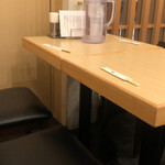 Ginza Kagari - 入り口そばのテーブル席