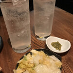 まるしん - レモンサワーと白菜のお漬物。
お漬物はおかわりできますよ〜☆