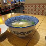 手包み餃子と酒 麻辣パーラー - 自家製スープの水餃子 590円(2020年1月)